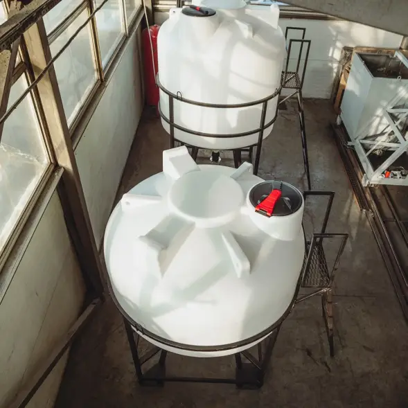 Емкость ЦКТ 3000 л с патрубком 90мм с фланцем под плотность до 1,5 г/см3 белая в обрешетке с лестницей