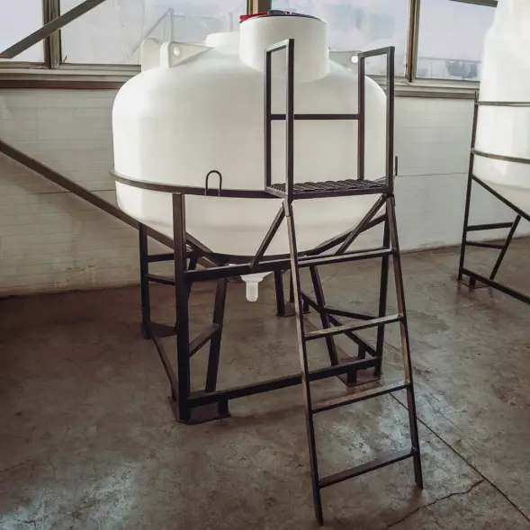 Емкость ЦКТ 3000 л с патрубком 90мм с фланцем под плотность до 1,5 г/см3 белая в обрешетке с лестницей