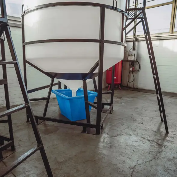 Емкость ЦКТ 5000 л с патрубком 110мм под плотность до 1,5 г/см3 белая в обрешетке с лестницей