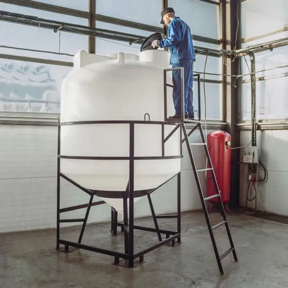 Емкость ЦКТ 5000 л с патрубком 90мм под плотность до 1,2 г/см3 белая в обрешетке с лестницей