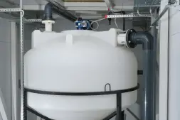 Емкость ЦКТ 3000 л с патрубком 160мм с фланцем белая в обрешетке