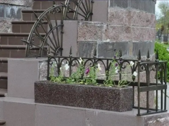 Вазон «Консервативный» Большой (1,5х0,5х0,7 м)