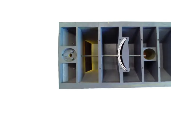 Делиниатор дорожный резиновый ДДР-610 (сепаратор) со столбиком сигнальным и светофильтром (красные полосы)