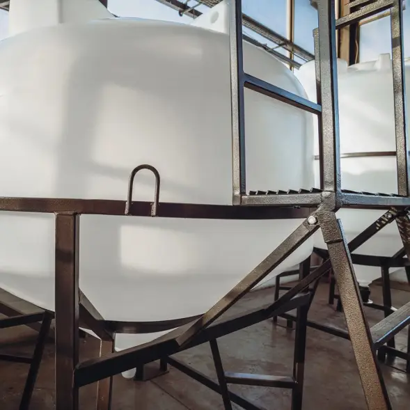 Емкость ЦКТ 3000 л с патрубком 160мм под плотность до 1,5 г/см3 белая в обрешетке с лестницей