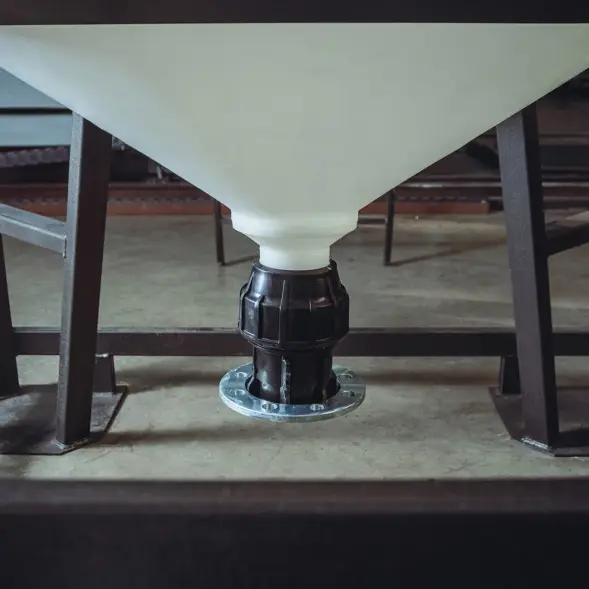 Емкость ЦКТ 3000 л с патрубком 160мм с фланцем под плотность до 1,2 г/см3 белая в обрешетке