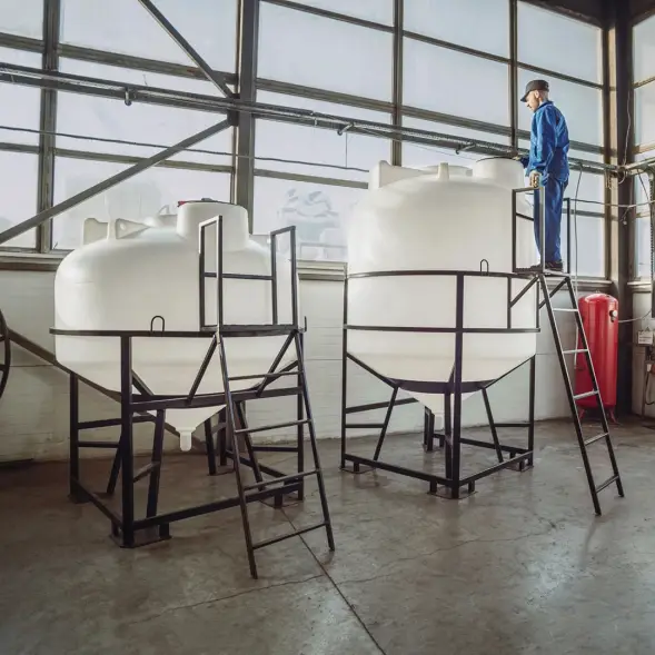 Емкость ЦКТ 3000 л с патрубком 160мм с фланцем под плотность до 1,2 г/см3 белая в обрешетке с лестницей