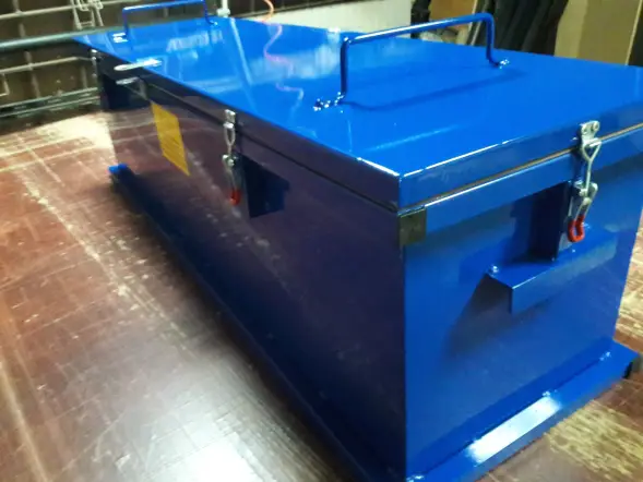 Горизонтальный герметичный специализированный контейнер для сбора, хранения, транспортировки отработанных ртутьсодержащих ламп: ЛБ 20, ЛБ 40, ДРЛ, ГСК 1550, 1250х600х400 мм (3 секции)