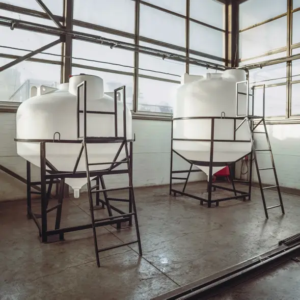 Емкость ЦКТ 3000 л с патрубком 160мм белая в обрешетке с лестницей