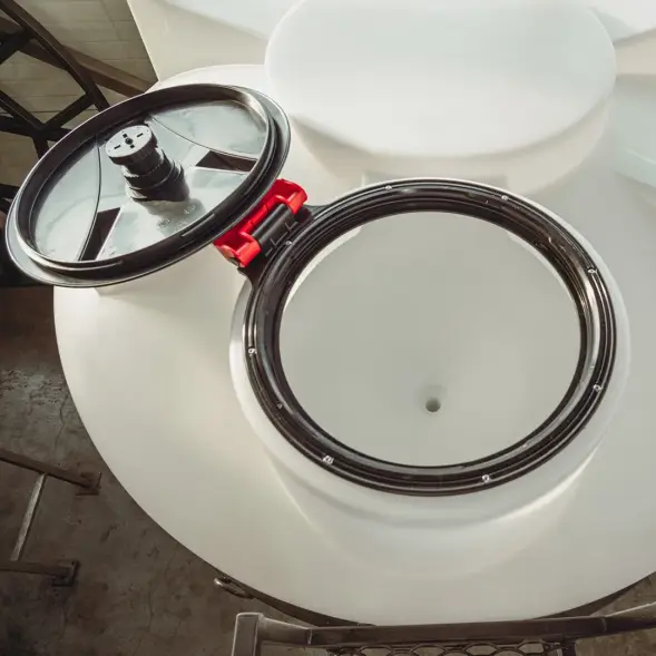 Емкость ЦКТ 3000 л с патрубком 160мм белая в обрешетке с лестницей