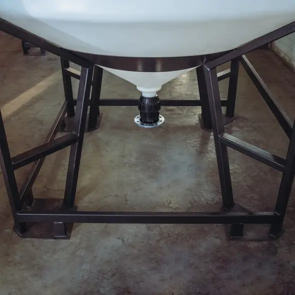 Емкость ЦКТ 5000 л с патрубком 90мм под плотность до 1,2 г/см3 белая в обрешетке с лестницей